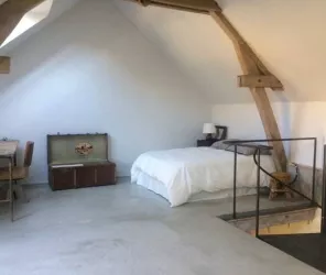 Chambre dans un atelier