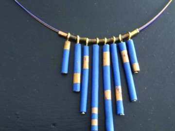 collier tubes bleu