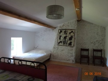 Grande chambre avec deux lits 140