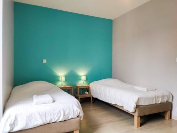Chambre bleue avec lits simples