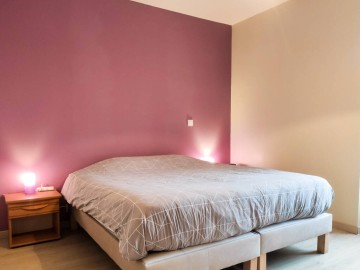 Chambre violette avec lit double